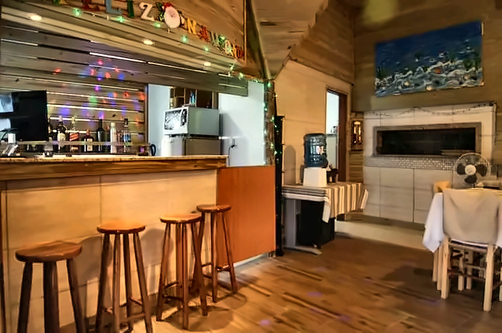 Bar interno com banquetas de madeira