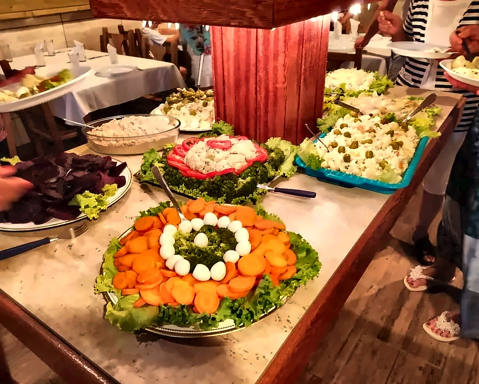 Buffet de saladas servido na pousada