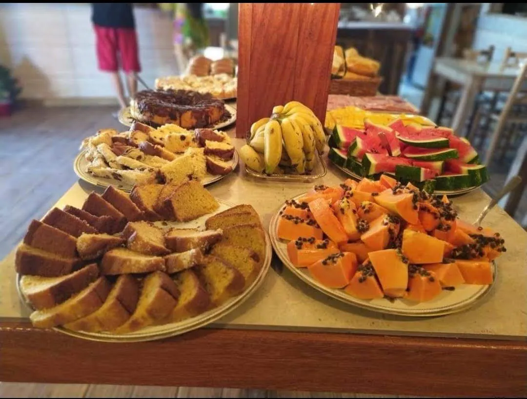 Frutas e bolos caseiros no café da manhã da Pousada Marluah