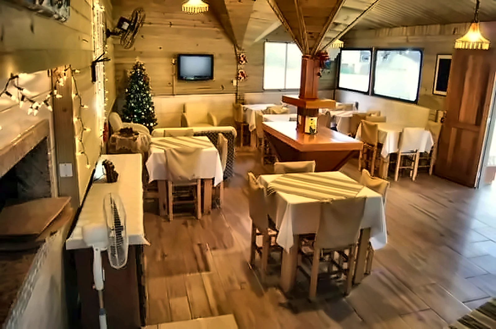 Salão do café da manhã com mesas e decoração de Natal